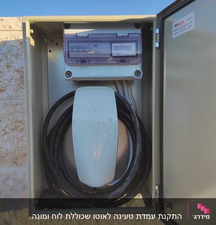 מטען טסלה עם כבלים בתוך ארון חשמל פתוח